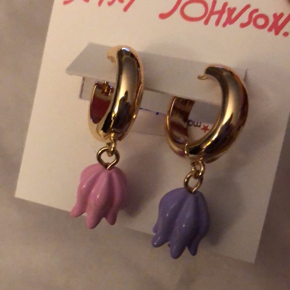 Betsey Johnson Gold Tone Huggie Hoop Earrings Mismatched Tulip Charm NWT - Picture 10 of 13